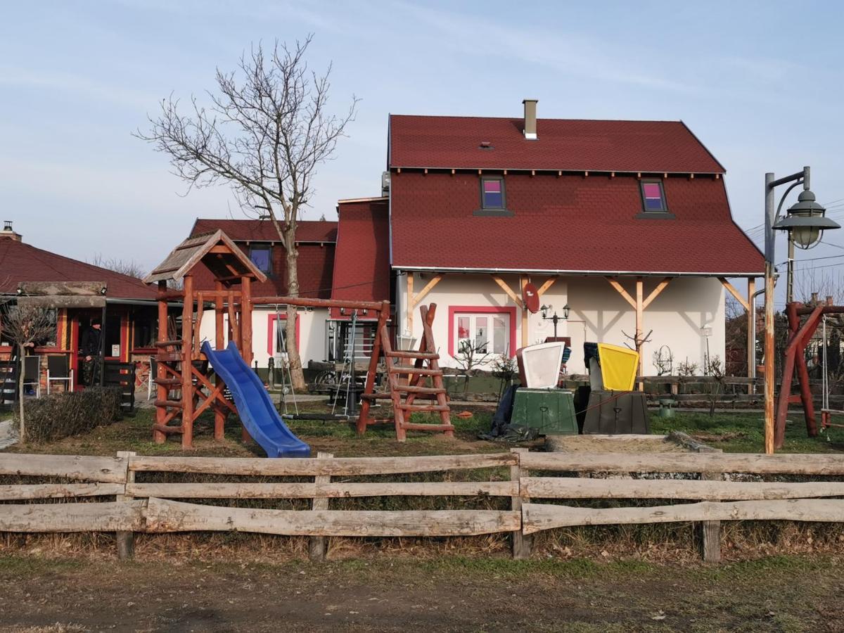 Bed and Breakfast Keresz Panzio Martely Exterior foto
